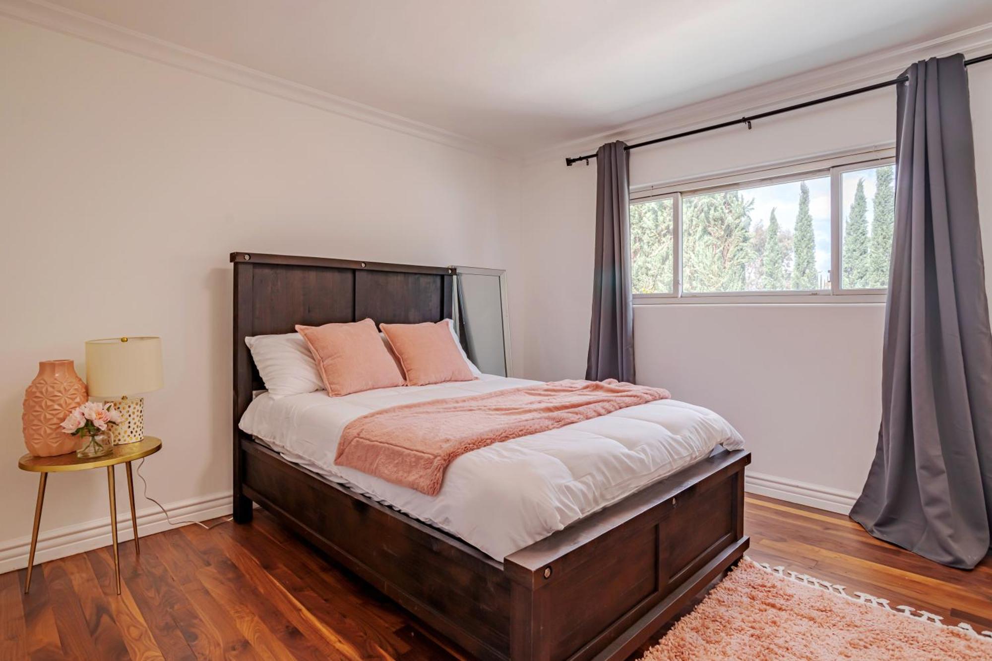 Сasa de vacaciones Beautiful 5 Bedroom 8 Bed Sleeps Up To 16 With Pool Near Universal Los Ángeles