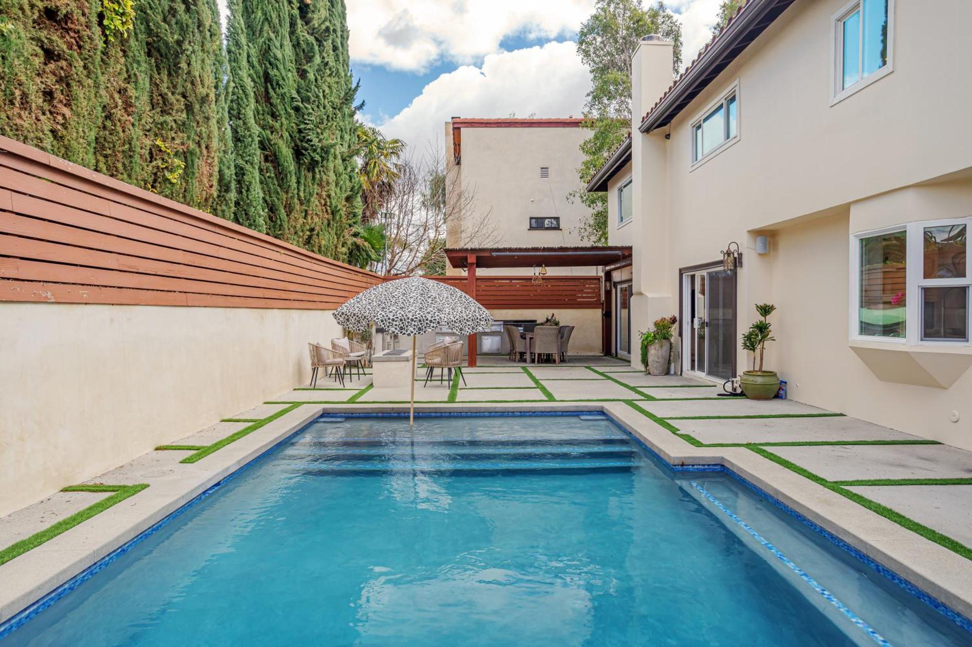 Beautiful 5 Bedroom 8 Bed Sleeps Up To 16 With Pool Near Universal Сasa de vacaciones Los Ángeles