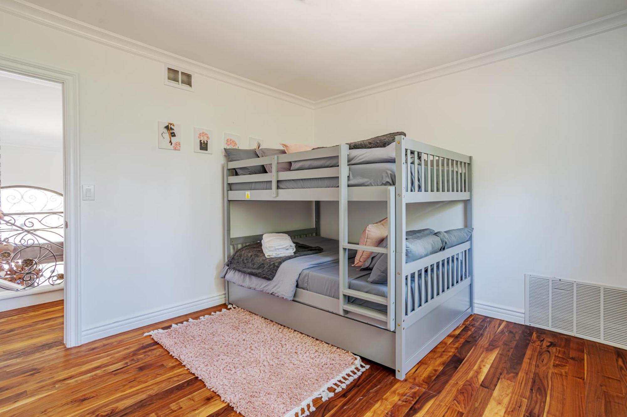 Beautiful 5 Bedroom 8 Bed Sleeps Up To 16 With Pool Near Universal Los Ángeles