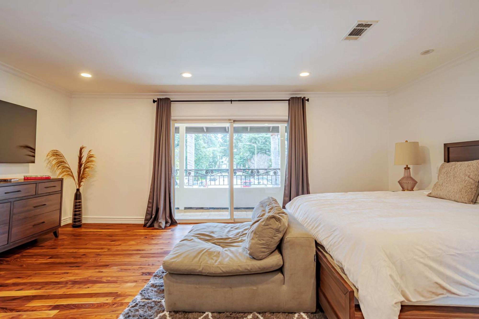 Сasa de vacaciones Beautiful 5 Bedroom 8 Bed Sleeps Up To 16 With Pool Near Universal Los Ángeles
